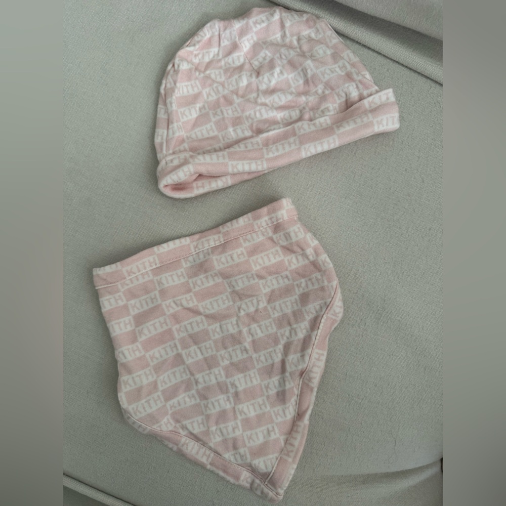 KITH logo print infant hat and bib